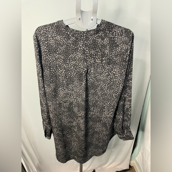 Torrid Black and White Patterned Top size 1 - Picture 7 of 10